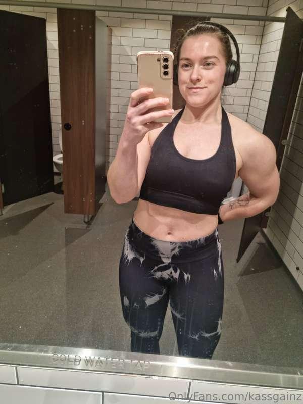 Who's training today? 🌞 I just got done training upper and d..