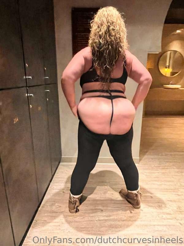 dutchcurvesinheels image #1