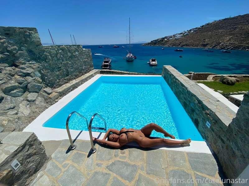 I love tanning in paradise 😍
