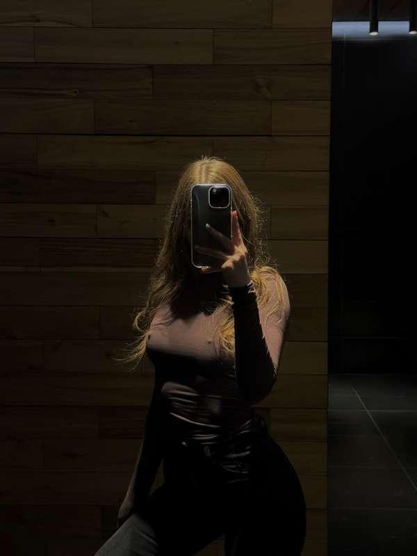 The art of seduction in every moment. 🖤