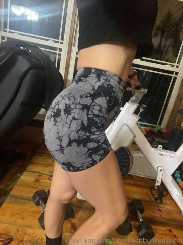 Anyone want to rub my hammies down?🍑👅