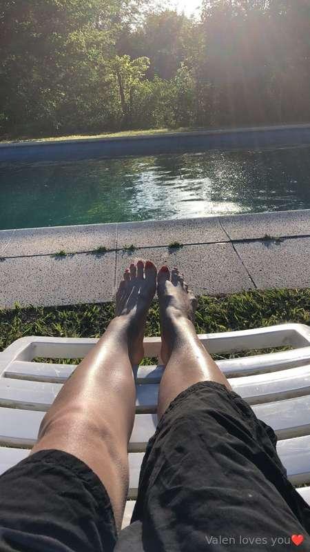 ## SUNNY FEET 👑