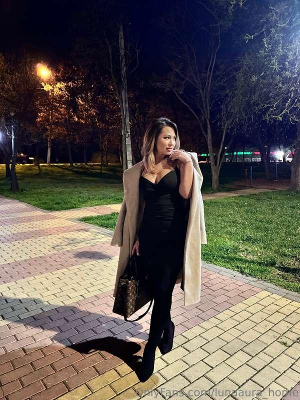 Night walks are my weakness! 🌙 Especially when the city ligh..