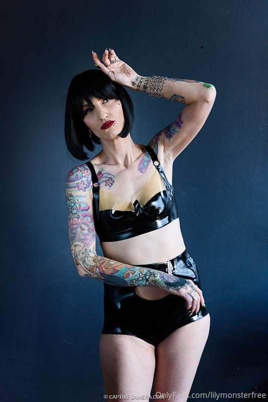 2020 2 23 CaptiveCamera  latex eatingblackfeathers