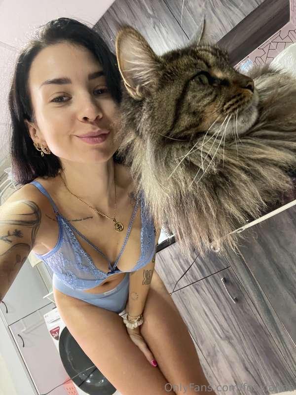 Take a look at my cute pussy 🐱🤭