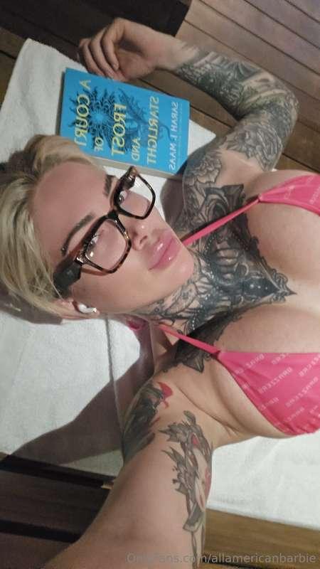 Come and lay down with me! 