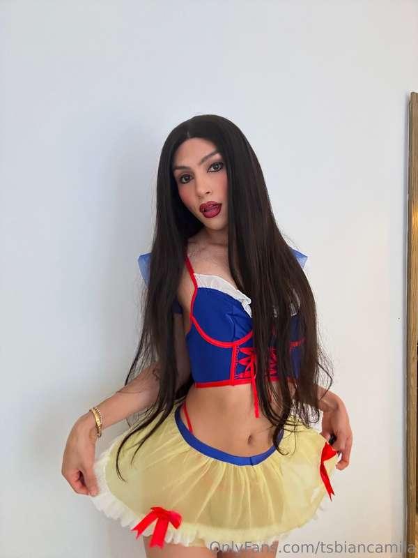 Am I your fairytale girl baby? Let me take a bite of your ap..