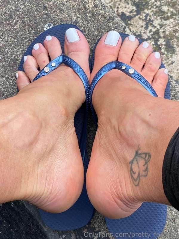 Slide your juicy cock between my sexy arche and milk my feet..