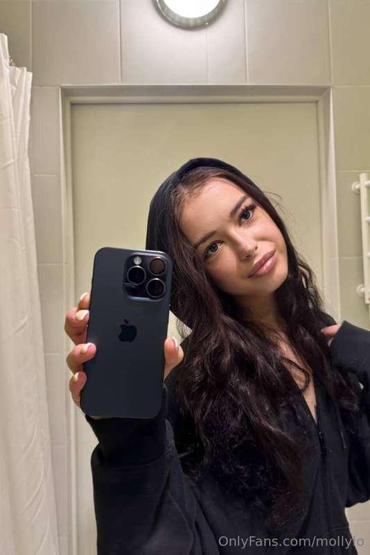 Took a quick photo in the mirror before going out ✨ ran to t..