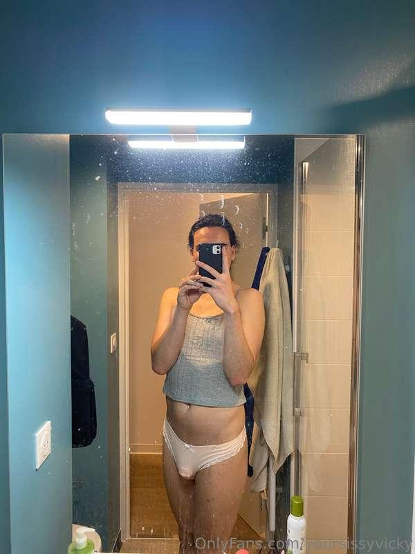 Dirty mirror as always but a cute chastity bulge 😇🫶🏼