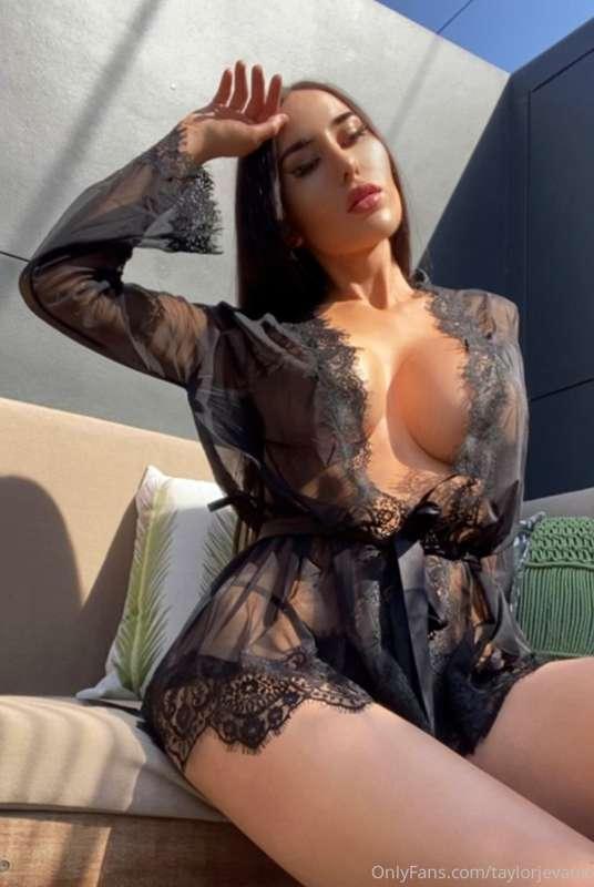 Who’s gonna cum entertain me?? 😜