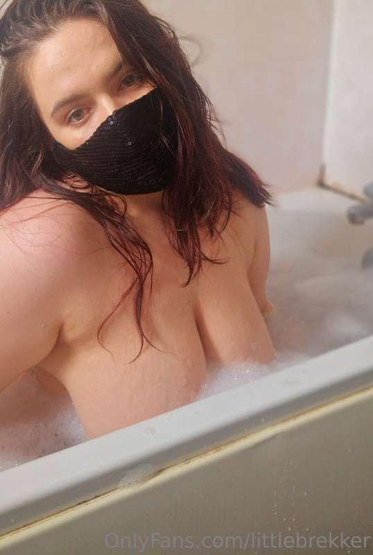 Bubble bath on a Tuesday afternoon 😶‍🌫️❤