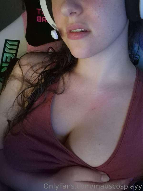 Did someone ask for some freshly showered gamer girl? .... N..