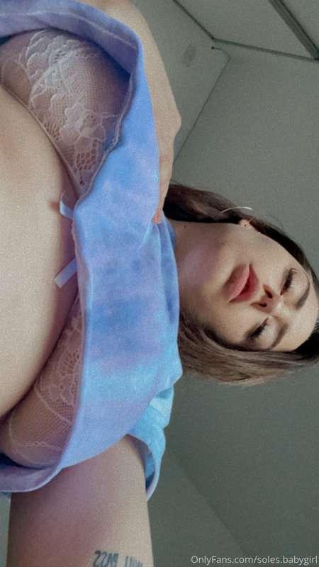 Let me tease you with my big boobs 😈
Video of boobs play + p..
