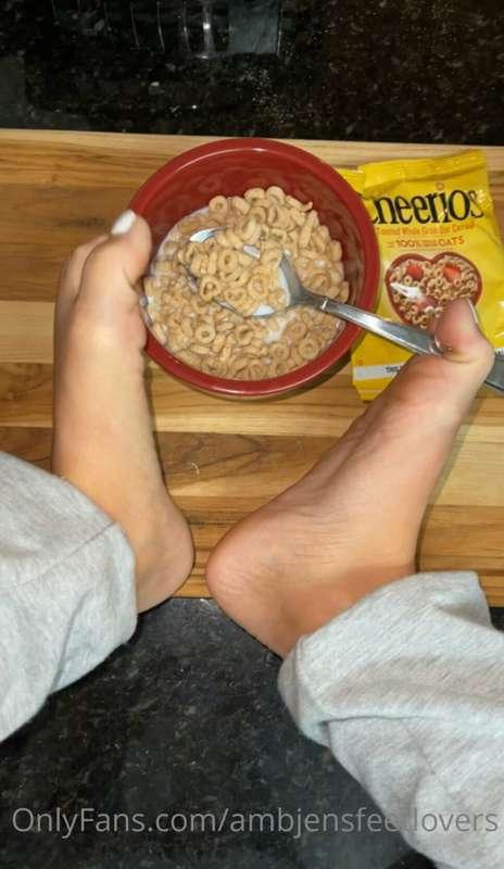 Cereal Feet for Breakfast 🥣 1 vid 10 pics.