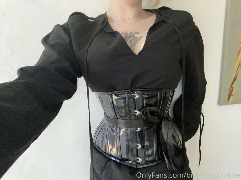 Who’s wants to see me in nothing but the pvc corset???