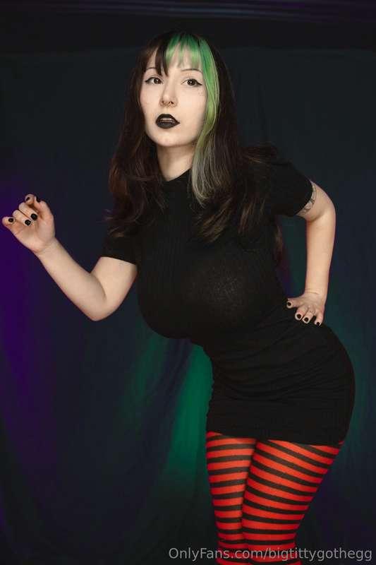 I hope your excited to watch Mavis tear her stockings, new v..