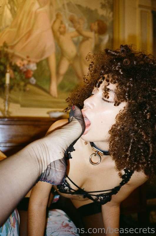 **Domani io e Mistress Iris saremo in LIVE alle 21:00 😈!** È..