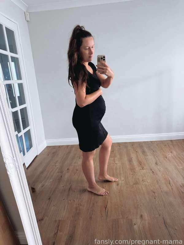 Needing someone to massage some oil into my growing belly! Any volunteers? 😉 

#fyp #preggo #pregnantbelly #pregnancy #pregnant