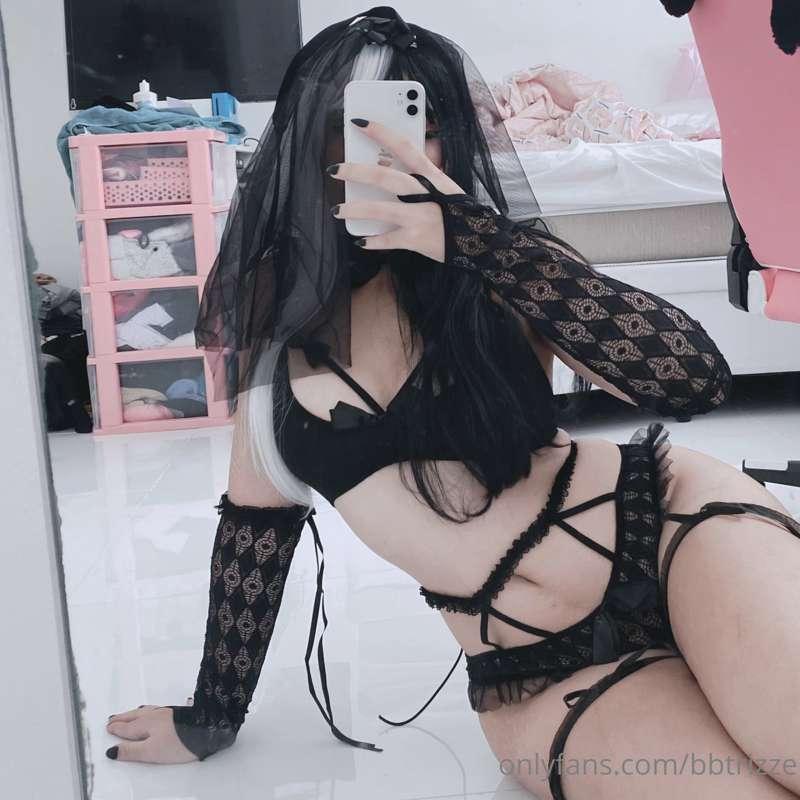 pov: you merried a goth girl that likes to dance