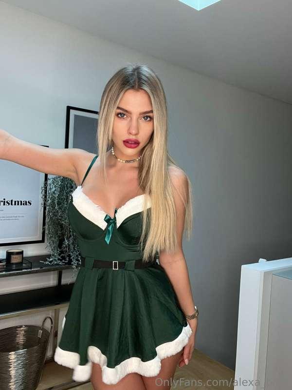 Mrs Claus or the naugthy version? 💚🤭🎄🧑🏼‍🎄