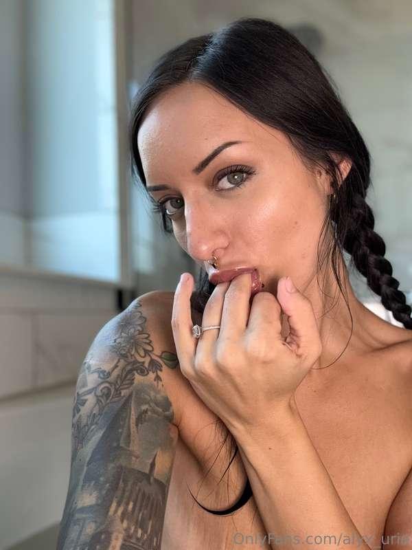 Pussy so good got me licking my fingers 😋💦