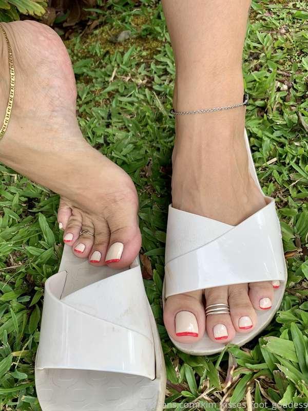 Love the nude slides with these toes too 😍