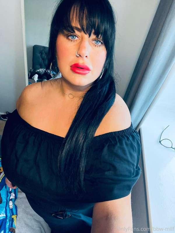 Wouldn’t you love to see this red lippy around that juicy 🍆😈
