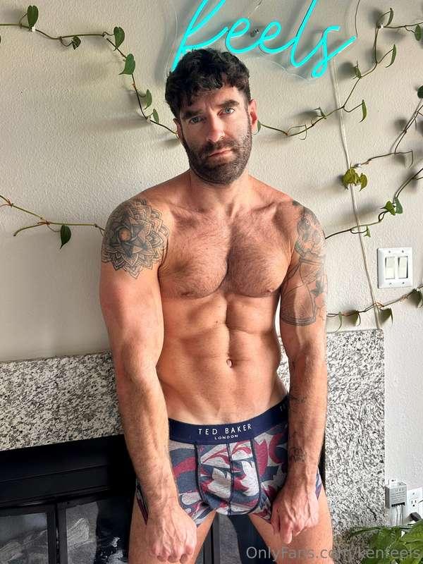 These bottoms are in your way, aren’t they? 🥵