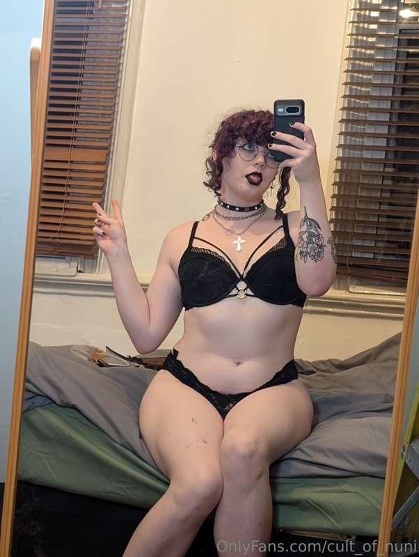 Couple of pics and vids in my underwear from today :)Plannin..