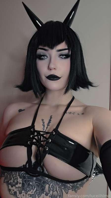 Uploading more Mavis tonight ~ its taking me forever to edit and go through ALLLLL of these pics 😭 I think i had around 504? Ik. Wild. 
Anyways, stay tuned tonight 🫦




#cute #alt #goth #mavis #cosplay #underboob #latex 