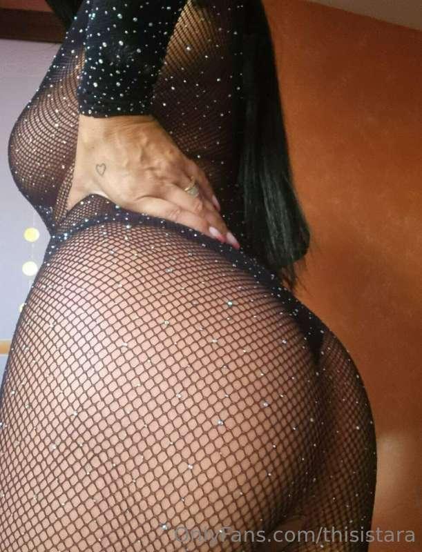 I'm all curves, wanna ride?👅