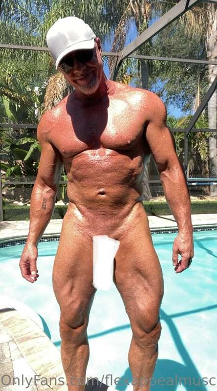 New video from the pool this weekend...  Just hanging out co..