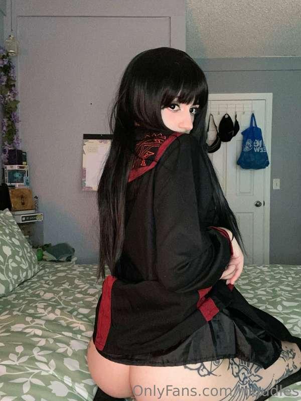 As a little welcome back party… here’s a full nude set with ..