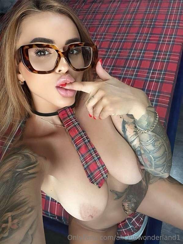 SHE IS ALWAYS SO HORNY 
@lustnaomi01with sexy shapes 😍.

🍑💦 ..