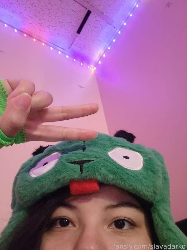 happy october!!!! tomorrow im gonna start uploading pics of my 1st halloween costume of the month... here's a lil sneak peak into what it is 🤭💚🧇