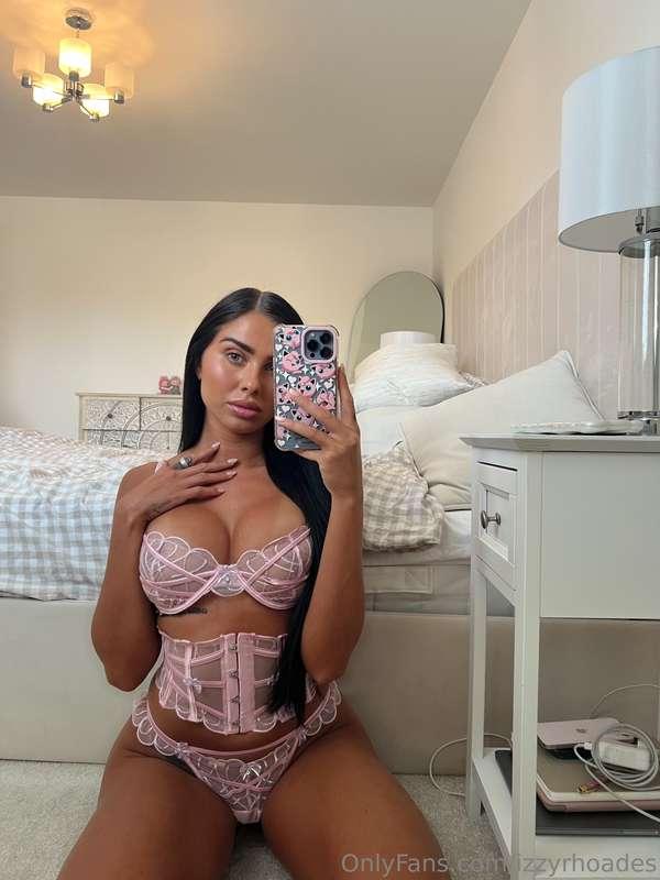 How good does my phonecase look with this lingerie set 😍💕 