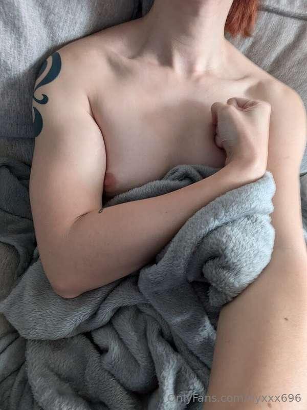 just flexing in bed dont mind me 😮‍💨