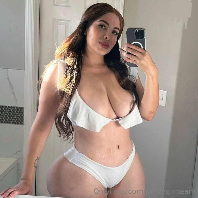 📸@chimocurves ⁣ to discover more 💕👀