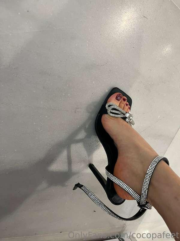 me fui a probar zapatillas a una boutique y les enseño, les ..