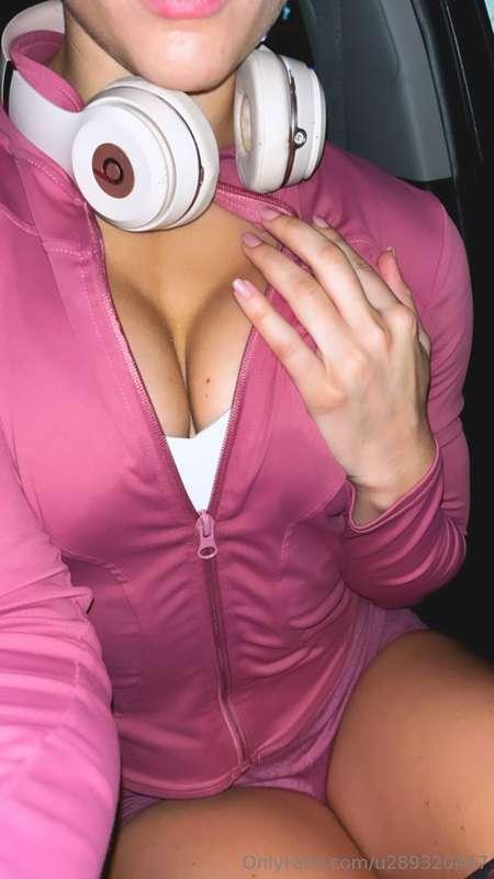 Who wants to see me strip out of my sweaty gym outfit tonigh..