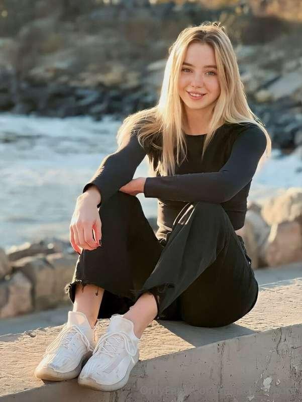𝗙𝗥𝗘𝗘 𝗢𝗡𝗟𝗬 𝗡𝗢𝗪🤗@sasha_stones 🤗 Do you think she's not wearing..