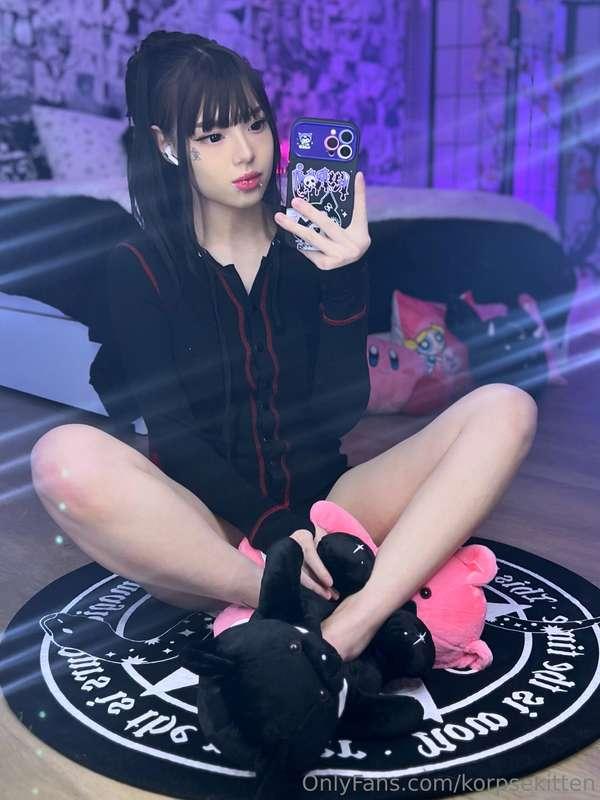 Sry for all the pics lol I just love this onesie 💀