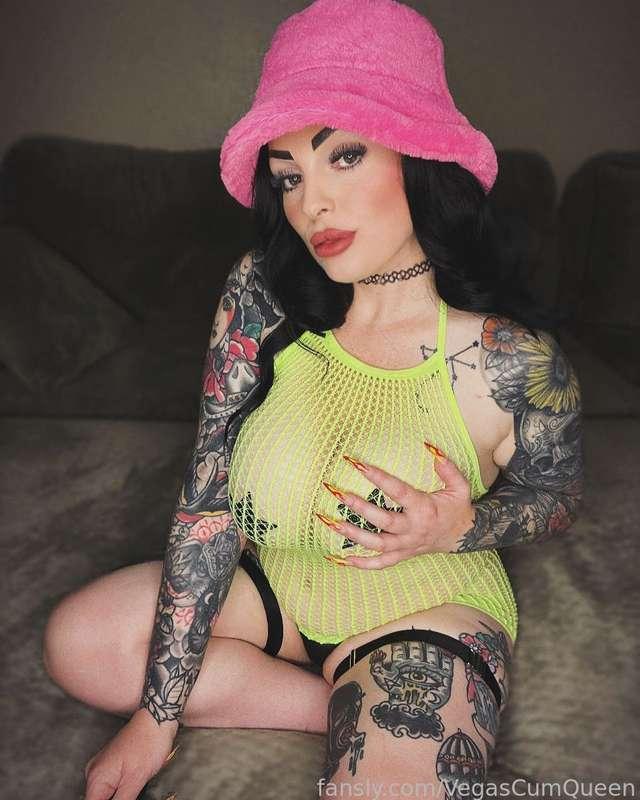 I’ll be going live tonight at 10 pm [PST] 💚🩷💚

My shows are really chill 🍭 We usually smoke a bowl, vibe to some fun music and when the time is right we get down and get nasty together!! 😈🔥 It’s really a great time!! 

I also do encourage your nastiest thoughts when you come into my room! 🔥 Crank up the dirty talk!❤️‍🔥It makes me cum that much harder!! 🤤

(On loyal fans)
