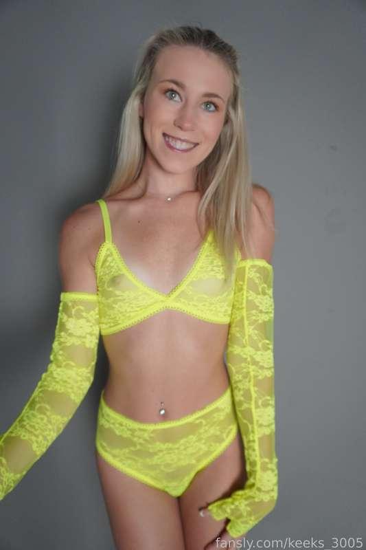 always smiling for you 😊💛

#lingerie #smiling #model #photoset #petite #blonde #smalltits #bigass #skinny #natural