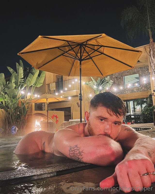 Played w myself in the hot tub last night 😝