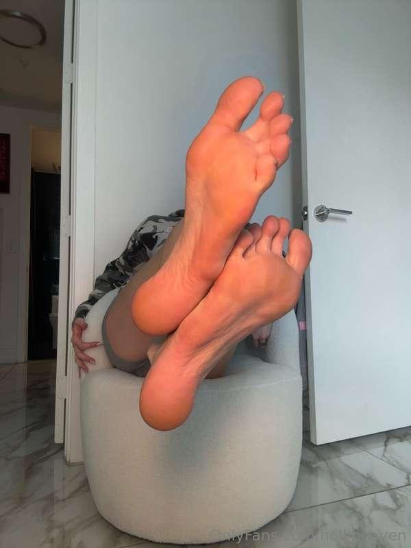 Mommy long feet 🕷️ ANYWAYS!!!! What time would you tune into..