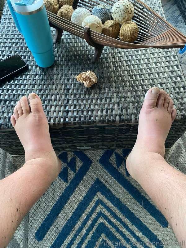 Wow just realized how thick my feet are getting 🐷