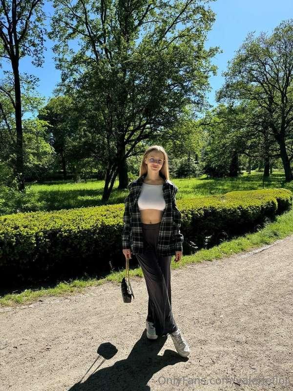 This is one of my favorite parks to walk around 🌳 There are ..