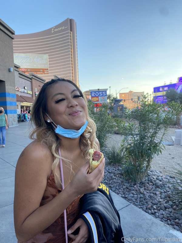 hot dogs are my fav ☺️ I love food 🧡 what’s your favorite fo..